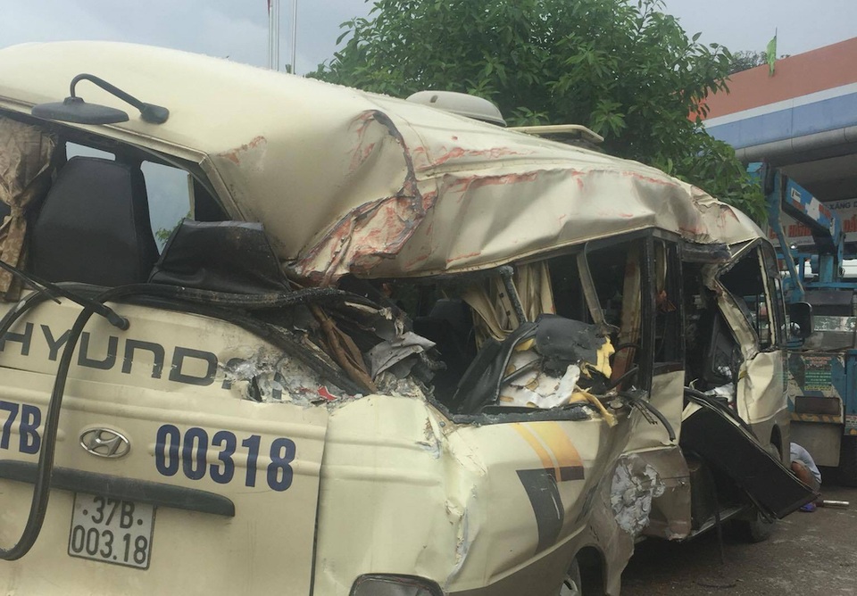 Xe khách văng mạnh vào xe container, 7 hành khách bị thương nặng - 3 Xe khách văng mạnh vào xe container, 7 hành khách bị thương nặng - 3