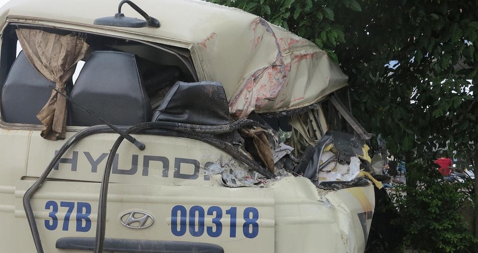 Xe khách văng mạnh vào xe container, 7 hành khách bị thương nặng - 1
Phần đuôi xe khách va vào xe container khiến hư hỏng nặng.