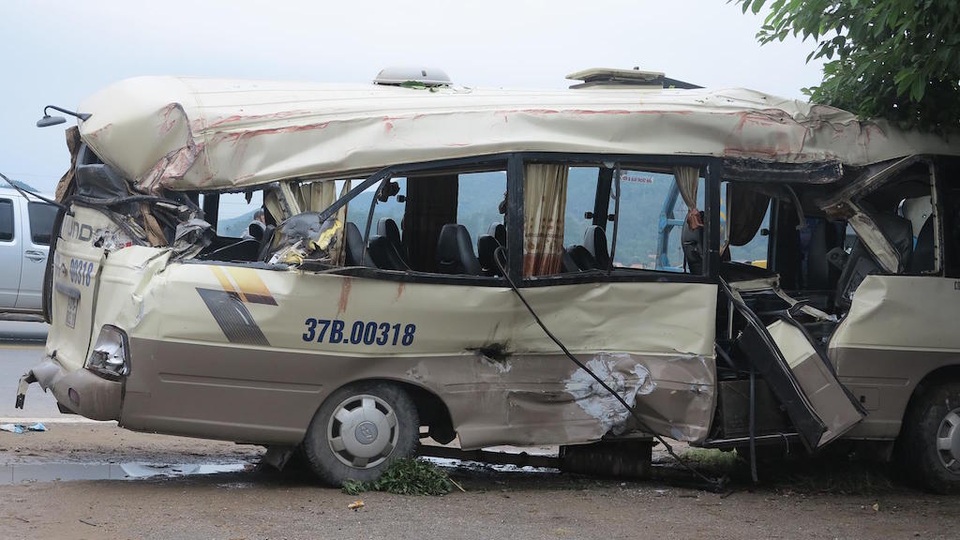 Xe khách văng mạnh vào xe container, 7 hành khách bị thương nặng - 2
Sau cú lăng mạnh, cả chiếc xe khách rúm ró.