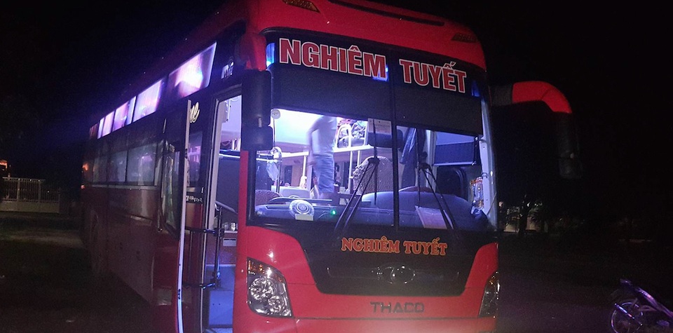 Giải cứu 8 cá thể khỉ trên xe khách - 3 Chiếc xe khách vận chuyển 8 cá thể khỉ đang sống bị CSGT Trạm Diễn Châu bắt giữ vào đêm 30/9. (Ảnh: Nguyễn Duy)