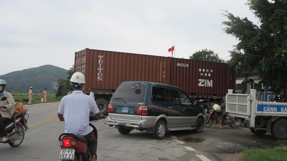 Xe khách văng mạnh vào xe container, 7 hành khách bị thương nặng - 4 Chiếc xe container cũng suýt lao vào cây xăng gần đó.
