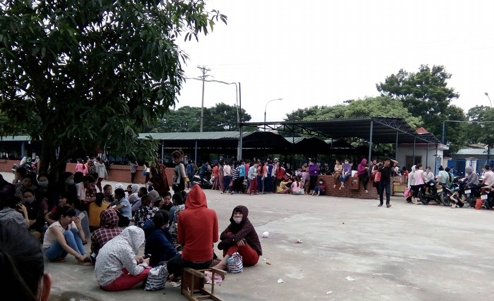 Quyền lợi không được đảm bảo nên công nhân tại Công ty TNHH Matrix đã nghỉ việc đình công đòi hỏi quyền lợi.