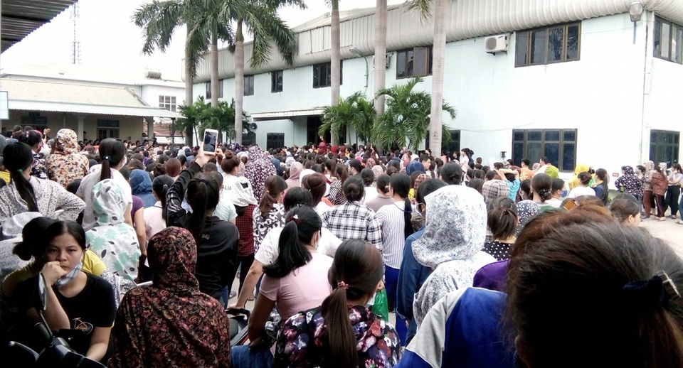 Sáng 3/10, hàng ngàn công nhân đình công đòi quyền lợi.