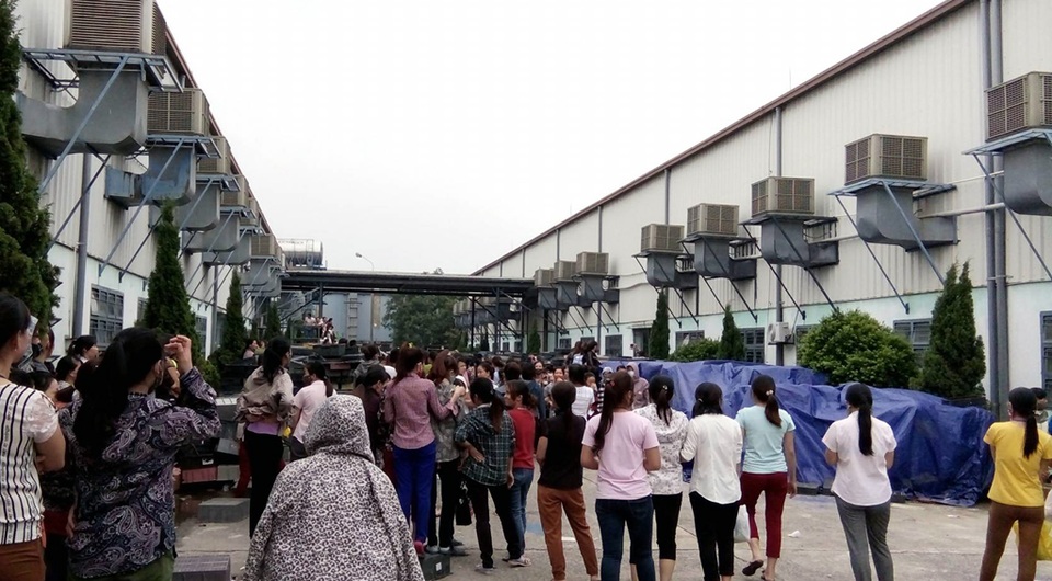 Nghệ An: Hơn 2.500 công nhân Công ty TNHH Matrix nghỉ việc đòi quyền lợi - 2 Công nhân cho rằng phía công ty bắt làm việc quá nhiều mà lương thì ít.