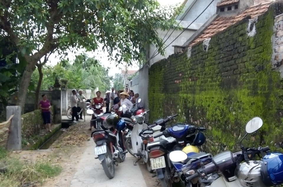 Nghi bị thôi miên, người phụ nữ mất gần 40 triệu đồng - 1
Hay tin bà K. bị mất tiền, dân làng kéo đến xem. (Ảnh: Đức Chung)