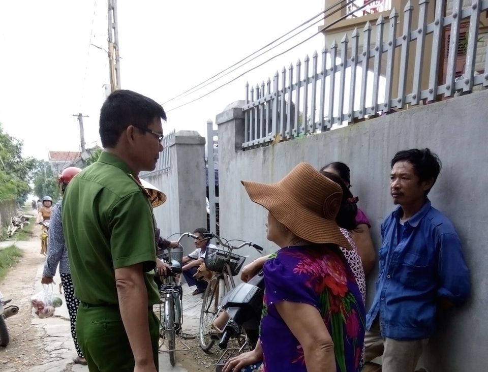 Nghi bị thôi miên, người phụ nữ mất gần 40 triệu đồng - 2 Nhận được tin báo, CA huyện Quỳnh Lưu đã cử cán bộ có mặt thu thập chứng cứ và điều tra nguyên nhân. (Ảnh: Đức Chung)