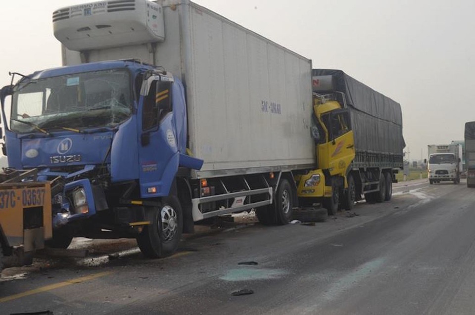 Hai trong ba chiếc xe găm vào nhau.