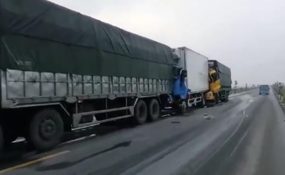 Theo cơ quan chức năng, thì quốc lộ 1A tuyến tránh Vinh hơn 1 tháng nay đã xảy ra rất nhiều vụ tai nạn vì đường gồ ghề.