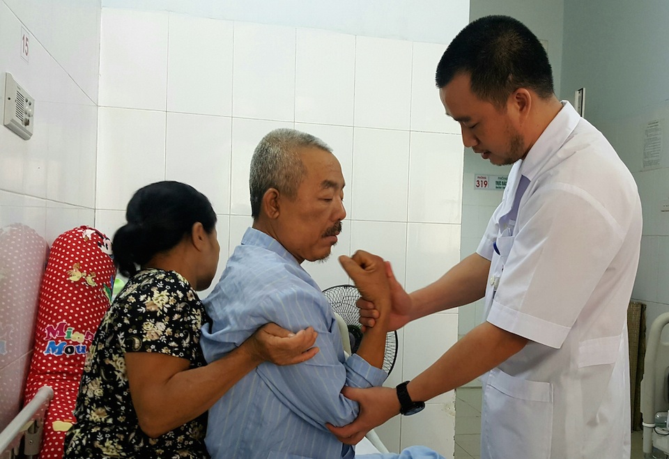 Thạc sỹ Hoàng Kim Tuấn - Phó trưởng khoa Phẫu thuật Thần kinh cột sống kiểm tra sức khỏe hậu phẫu bệnh nhân Thường.