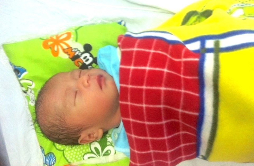 Nhiều người làm đơn xin nhận nuôi cháu bé mới sinh bị bỏ rơi - 1 
Bé gái mới sinh bị bỏ rơi được Bệnh viện Đa khoa Tây Bắc Nghệ An chăm sóc.