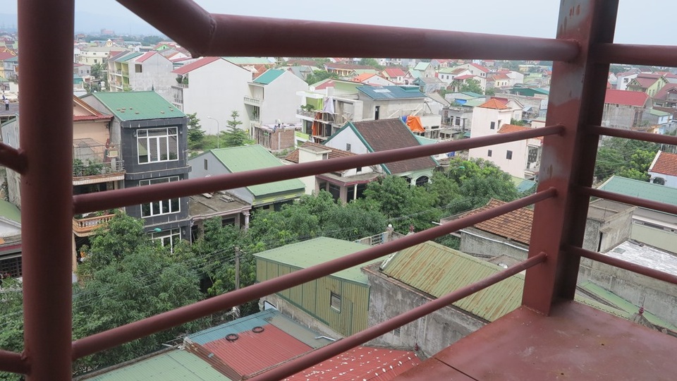 Cầu thang ngoài quá sơ sài rất nguy hiểm.