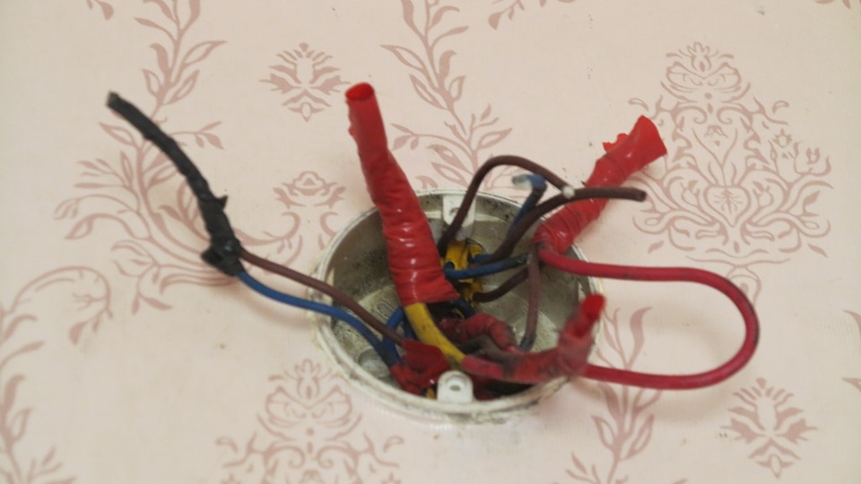 Ổ điện đã hư hỏng.