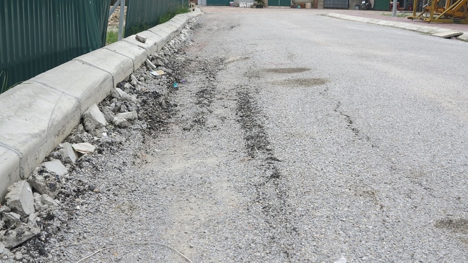 Điều đáng nói, dù đi đường phụ nhưng nó cũng xuống cấp.