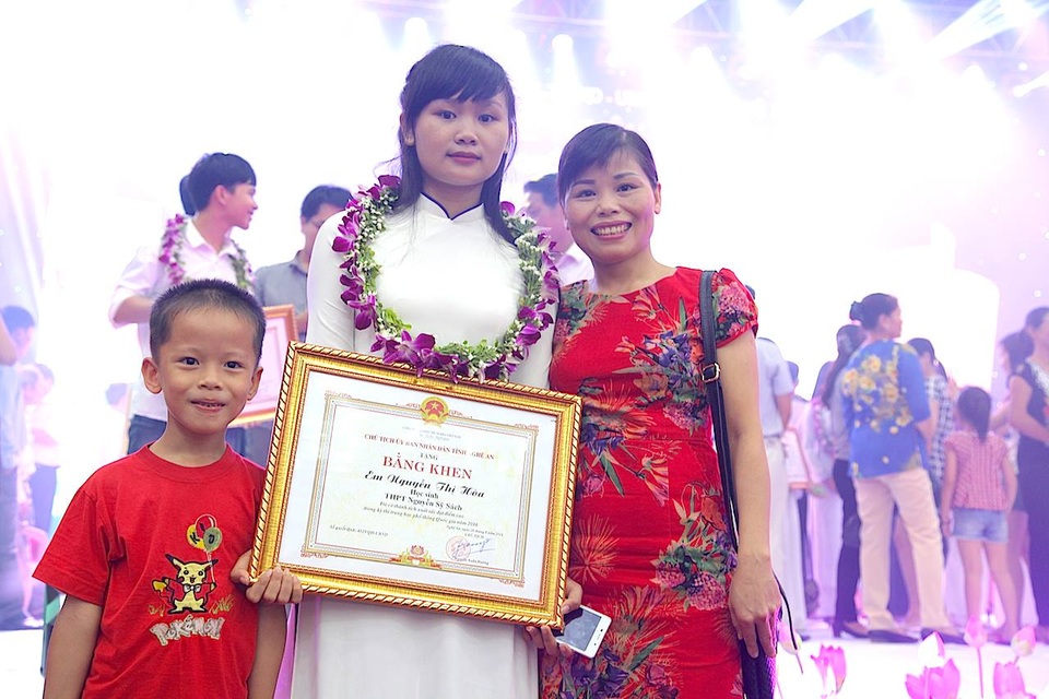 “Lòng nhân ái đã cứu cuộc đời em” - 5 Hòa cùng cô giáo chủ nhiệm trong ngày lễ tuyên dương học sinh giỏi tỉnh Nghệ An.