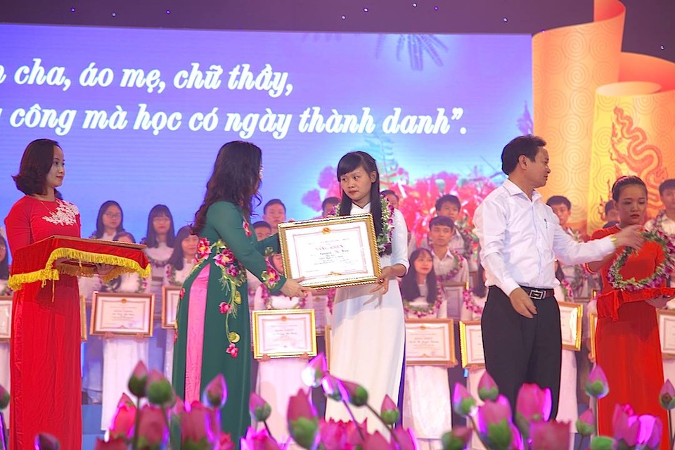 “Lòng nhân ái đã cứu cuộc đời em” - 3 Hòa là một trong hai em học sinh của huyện Thanh Chương được tôn vinh trong lễ khen thưởng học sinh giỏi, học sinh thi đỗ đại học điểm cao của tỉnh Nghệ An.