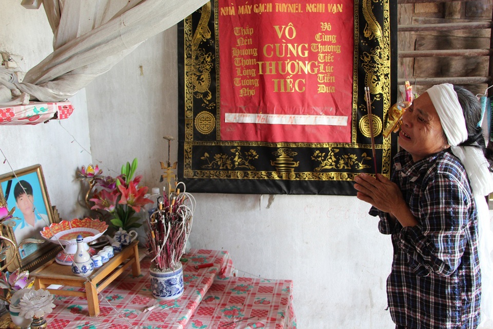 Chị Nga đau đớn trong tuyệt vọng của cuộc sống.