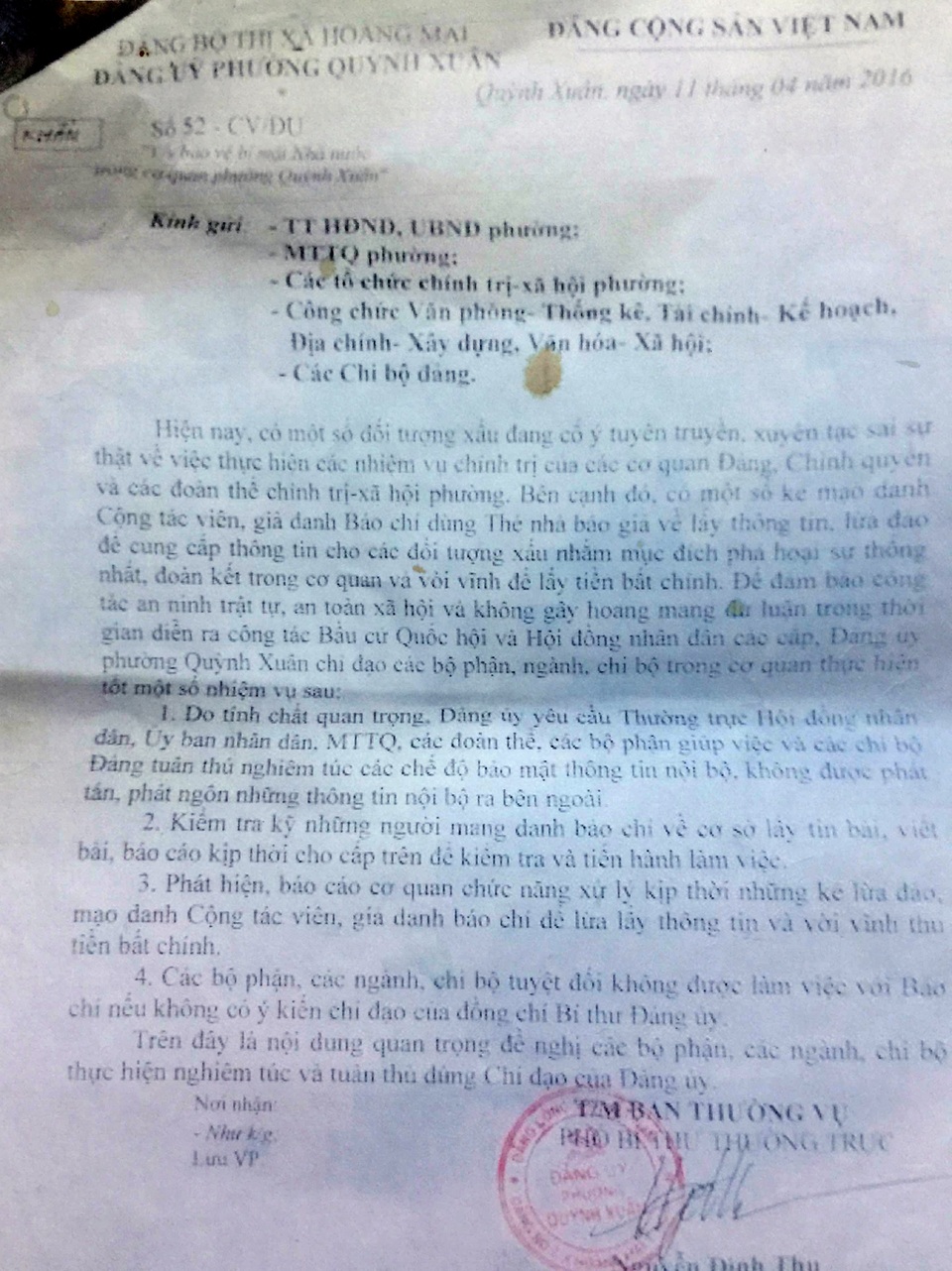 Công văn của UBND phường tại điều 4 quy định: “Các bộ phận, các ngành, chi bộ tuyệt đối không được làm việc với Báo chí nếu không có ý kiến chỉ đạo của đồng chí Bí thư Đảng ủy.