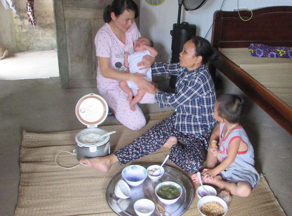 Số phận đọa đày, bi thảm của một gia đình thân nhân liệt sỹ - 1 Không có tiền chữa trị cho con, chị Hoa đành ôm cả hai đứa con mình về quê nhờ bà chăm sóc.