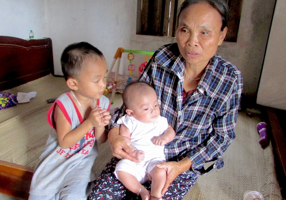 Số phận đọa đày, bi thảm của một gia đình thân nhân liệt sỹ - 4 Giờ người đàn bà tàn tật này trở thành trụ cột trong gia đình để lo cho người con gái bị dị tật câm, điếc và thiểu năng trí tuệ bẩm sinh cùng hai đứa cháu mang bệnh trong người.