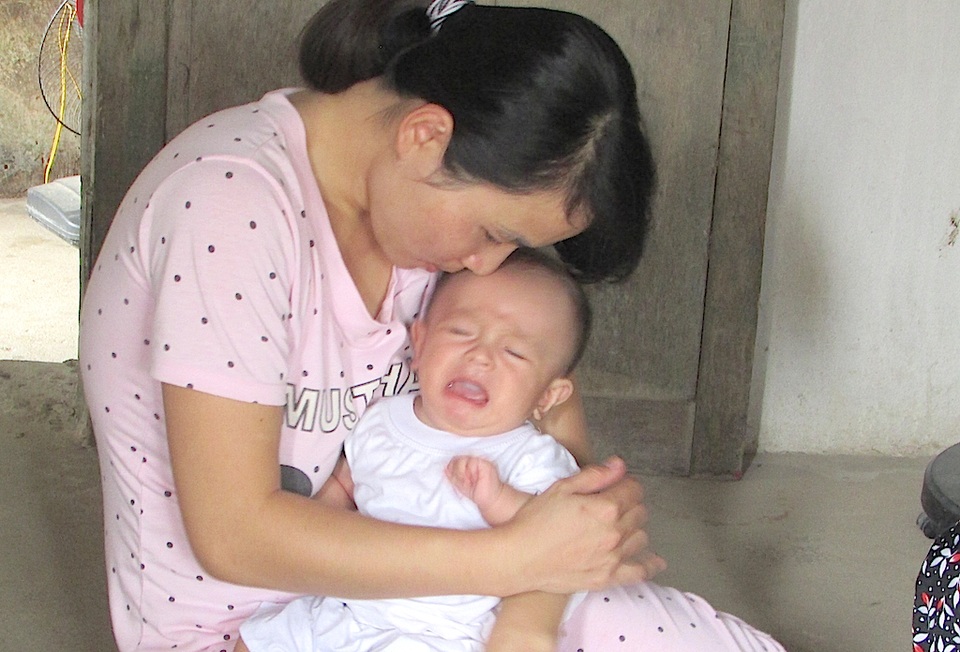 Số phận đọa đày, bi thảm của một gia đình thân nhân liệt sỹ - 5 Cháu Vương Hoàng Minh Quân từ khi sinh ra đã bị hẹp đường ruột phải chữa trị thường xuyên. Đáng lẽ cháu được đi kiểm tra và tiếp tục chữa trị theo đúng định kỳ căn bệnh hẹp đường ruột nhưng do nợ chưa trả hết trong khi chạy lo ăn từng bữa còn khó nên cả hai mẹ con tật nguyền Phan Thị Nga đành bất lực nhìn cháu đau đớn hàng ngày.