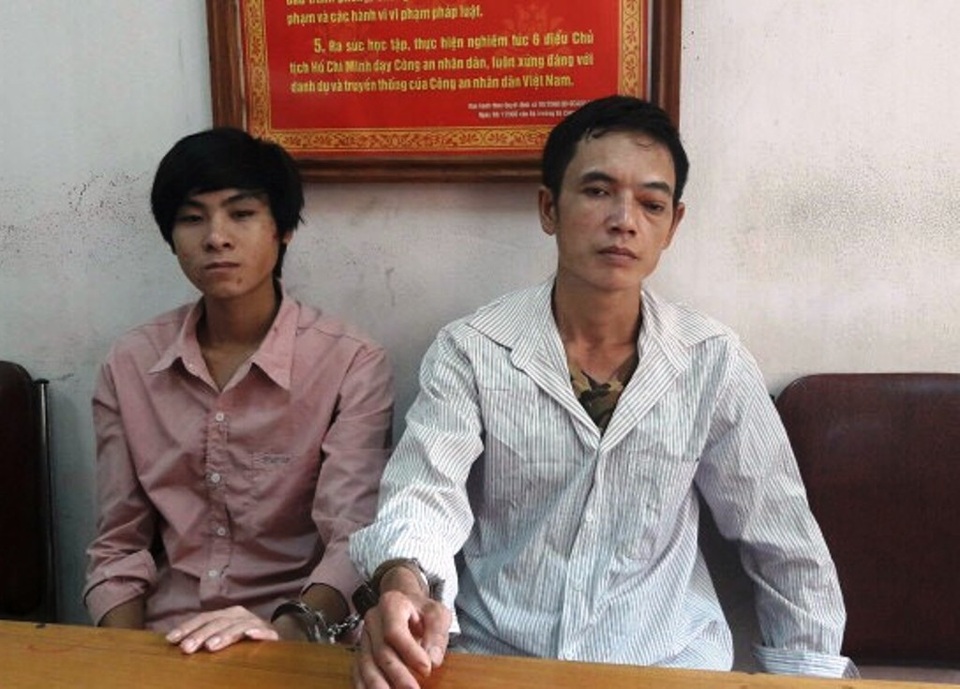 Bắt xe tải vận chuyển gần 1 tấn da trâu không giấy tờ - 2 Hai đối tượng Lo Văn Phao (SN 1977) và Lương Văn Vi (SN 1991) cả hai đều trú bản Pột, Nga My, Tương Dương, Nghệ An.