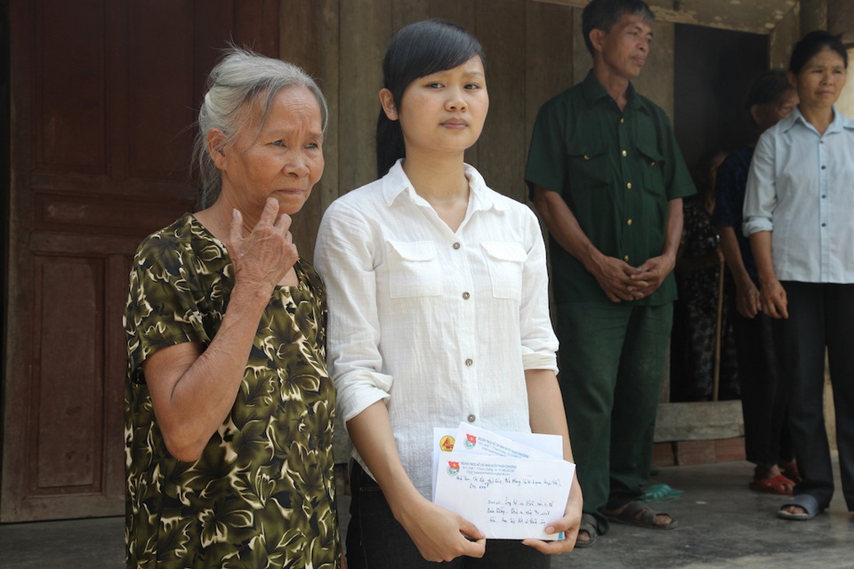 “Lòng nhân ái đã cứu cuộc đời em” - 4 Hòa cùng với bà nội ngày ở nhà khi mới học xong cấp 3.