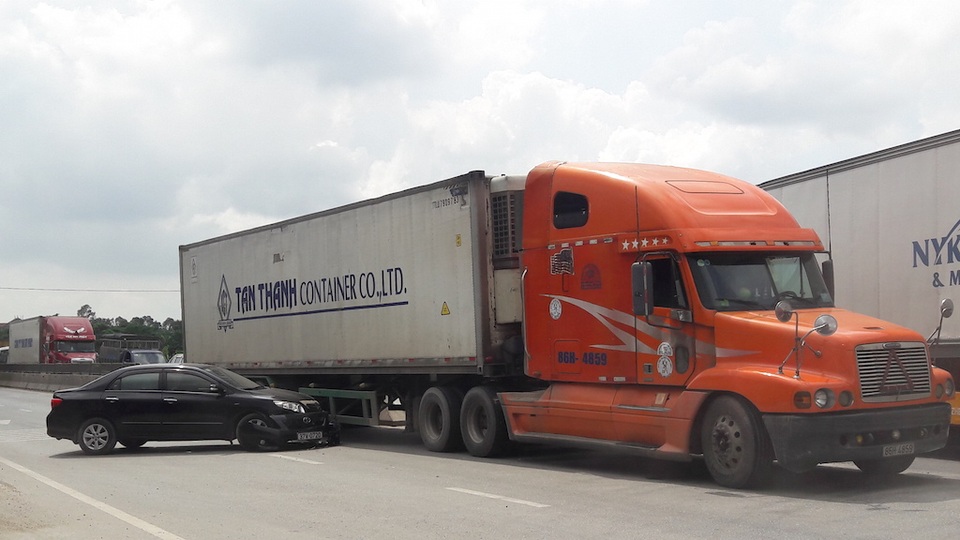 Nam thanh niên chết thảm dưới bánh xe tải - 2 Hiện trường chiếc xe con đâm vào xe container.