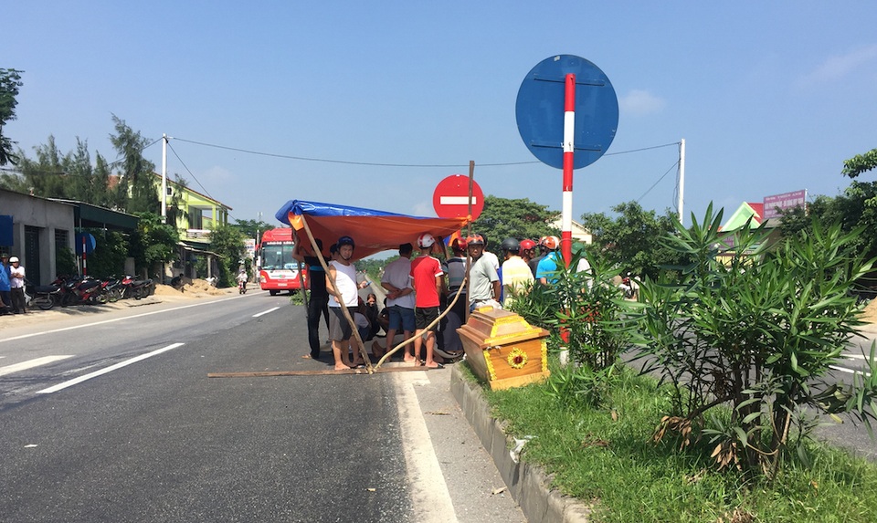 Nam thanh niên chết thảm dưới bánh xe tải - 1 Hiện trường vụ tai nạn nam thanh niên chết thảm.