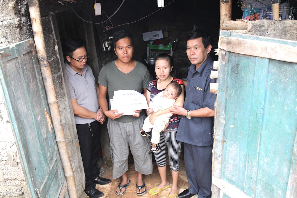 Ông Nguyễn Thanh Hà - PCT UBND huyện Yên Thành cùng PV trao quà tới gia đình anh Hoàng.