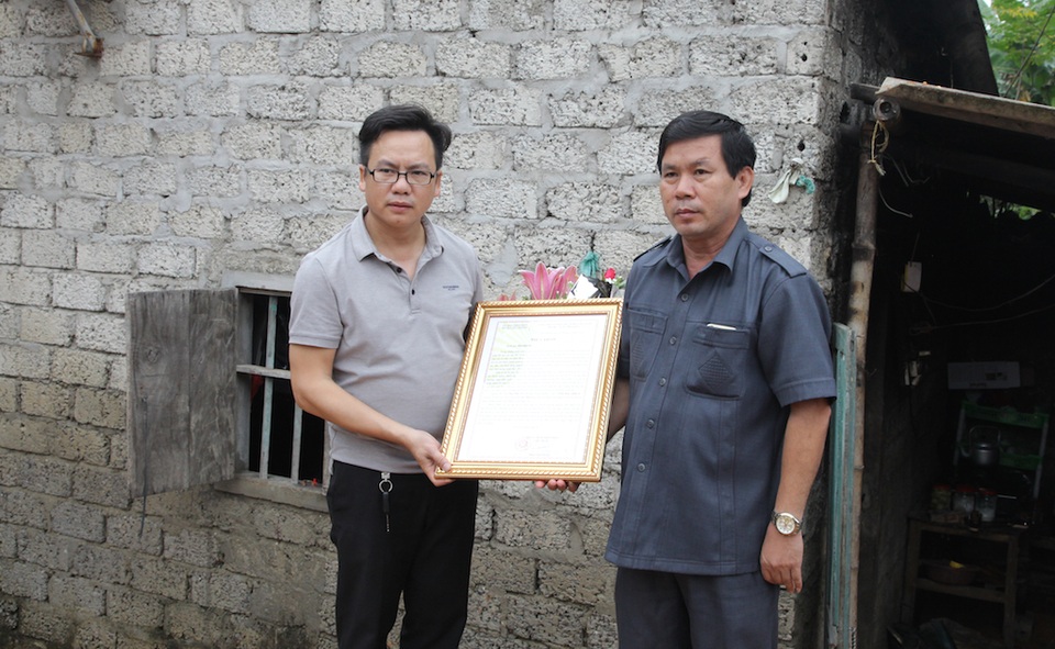 Ông Nguyễn Thanh Hà - PCT UBND huyện Yên Thành trao thư cảm ơn cho PV Dân trí.