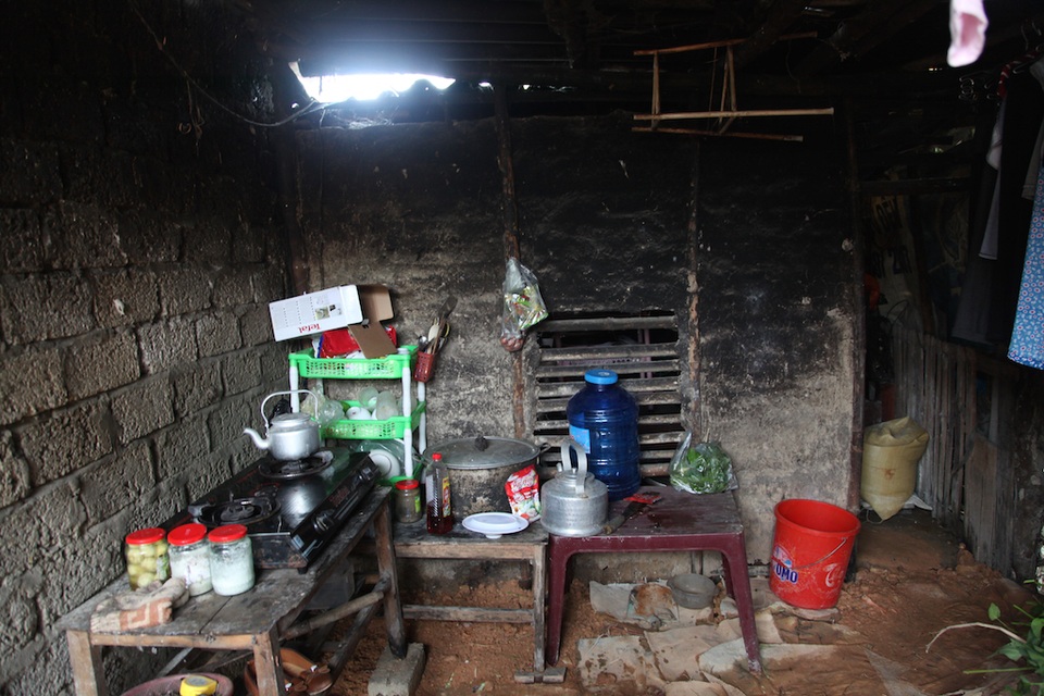 Bếp nấu ăn trong căn nhà lụp sụp có cái bếp gas là giá trị nhất.