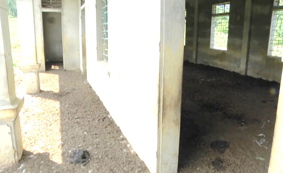 Dự án tiền tỷ bỏ hoang, ước mơ người dân vạn chài dang dở - 7
Nhà văn hóa, nhà sinh hoạt cộng đồng xây dở, bỏ hoang, trở thành nơi trú ngụ của gia súc...