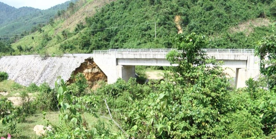 Dự án tiền tỷ bỏ hoang, ước mơ người dân vạn chài dang dở - 10 Cầu nhỏ vào khu TĐC Khe Mừ bị sạt lở, hư hỏng nặng...