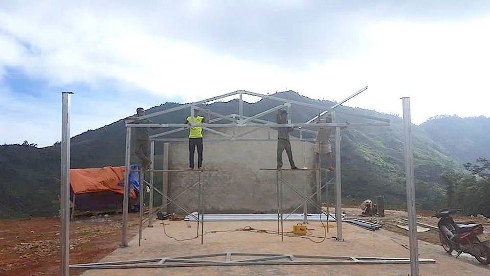 Gùi tôn, xà thép vượt dốc, leo đồi xây điểm trường Pà Khốm - 10 Công nhân đang gấp rút.