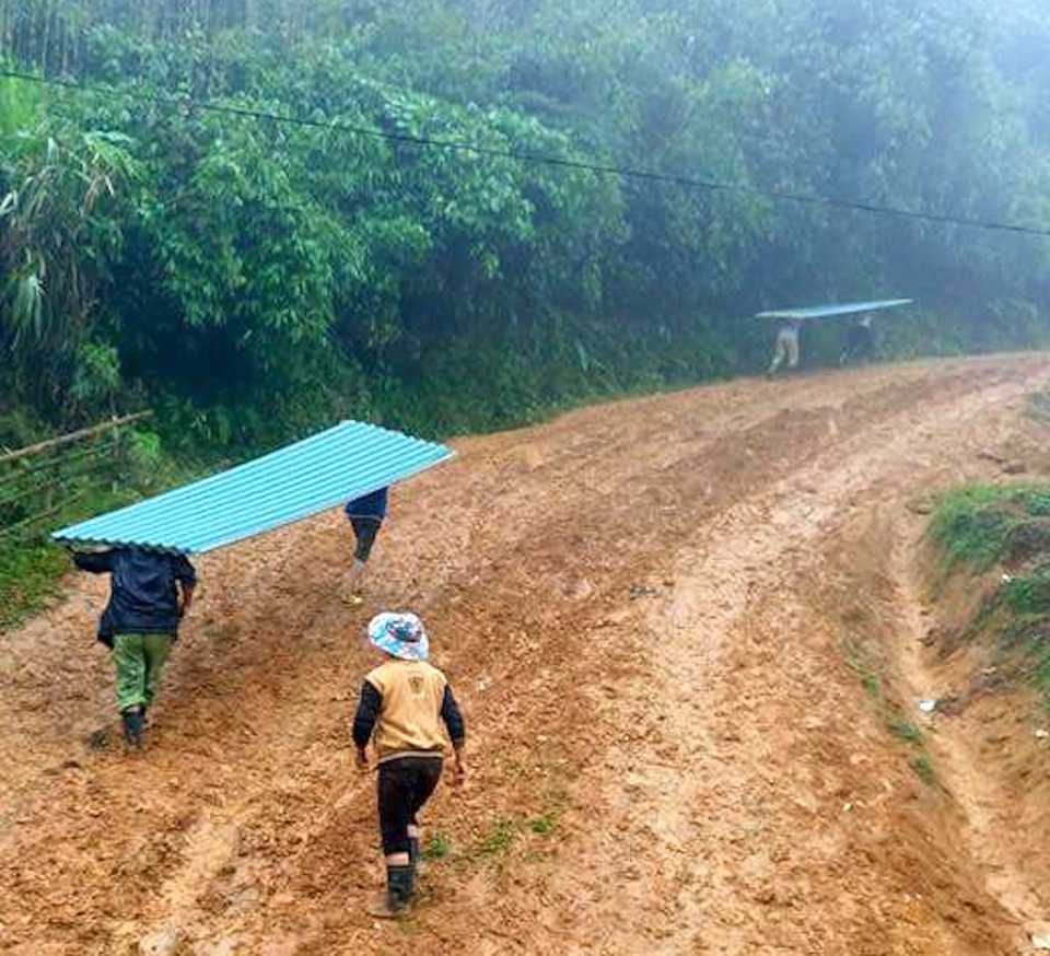 Gùi tôn, xà thép vượt dốc, leo đồi xây điểm trường Pà Khốm - 6 Những tấm tôn lớn được người dân cùng nhau vác lên điểm trường.