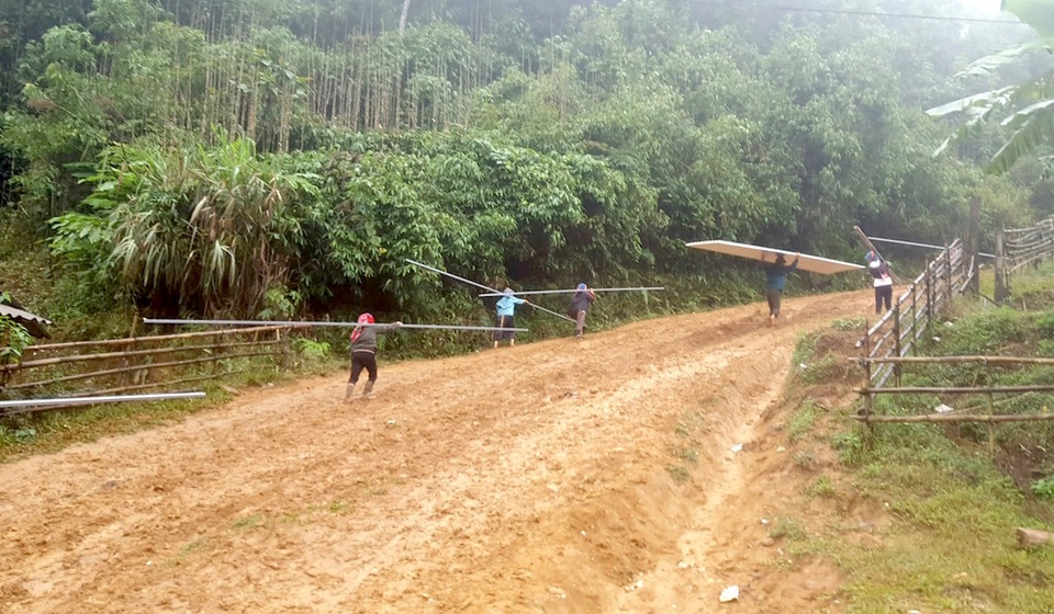 Gùi tôn, xà thép vượt dốc, leo đồi xây điểm trường Pà Khốm - 3 Mọi người cùng nhau vác tôn, sắt... vượt dốc trong thời tiết không thuận lợi.