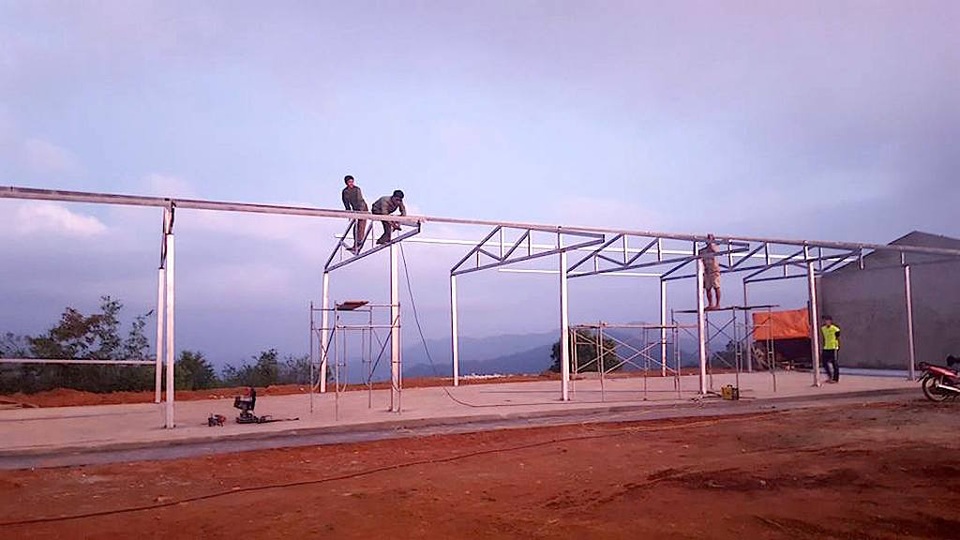 Gùi tôn, xà thép vượt dốc, leo đồi xây điểm trường Pà Khốm - 11 Phần khung ngôi trường đã cơ bản xong và chờ lợp tôn, lắp tường...