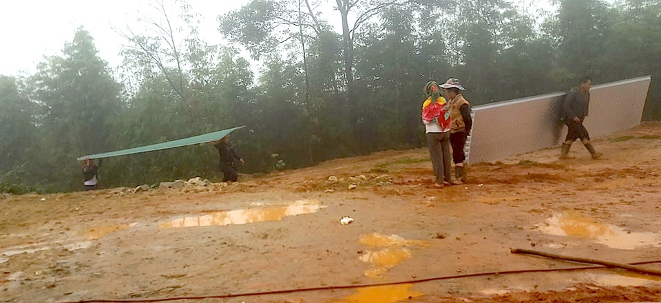 Gùi tôn, xà thép vượt dốc, leo đồi xây điểm trường Pà Khốm - 9 Những tấm tôn đã được người dân đưa lên điểm trường mới cho kịp tiến độ.