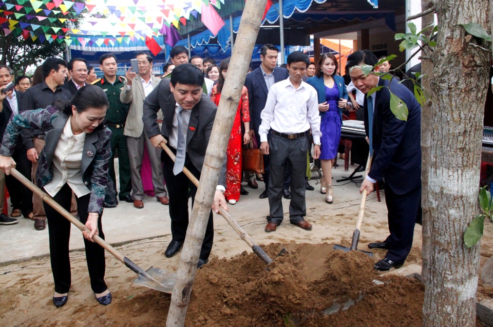 
Phó Thủ tướng Vương Đình Huệ và lãnh đạo tỉnh Nghệ An trồng cây lưu niệm trong khuôn viên nhà văn hóa khối Trung Hòa.
