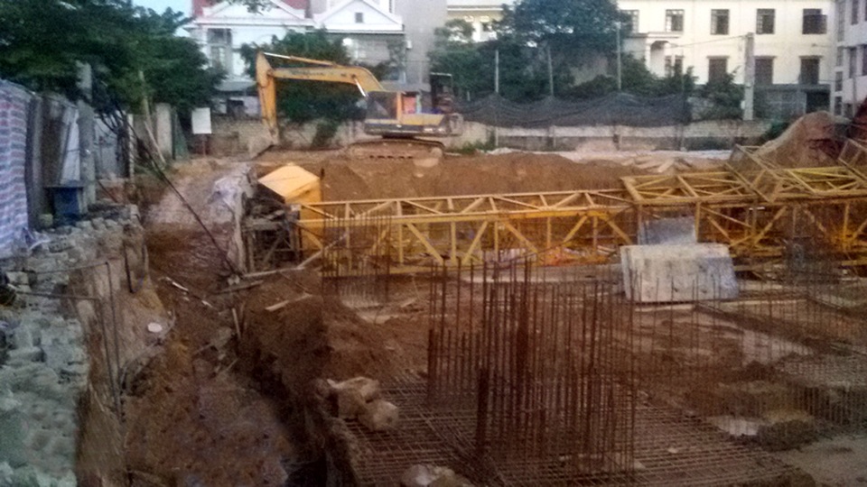 
Phần trụ của cần cẩu cũng gãy từng khúc.
