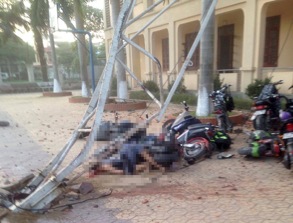 
Cần cẩu đổ sập đè 2 học sinh thương vong, nhiều xe đạp điện bị hư hỏng.
