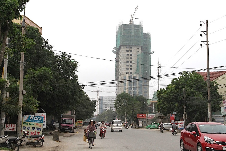 TP Vinh: Người dân bất an vì cẩu tháp "bủa vây" khắp ngả đường - 2