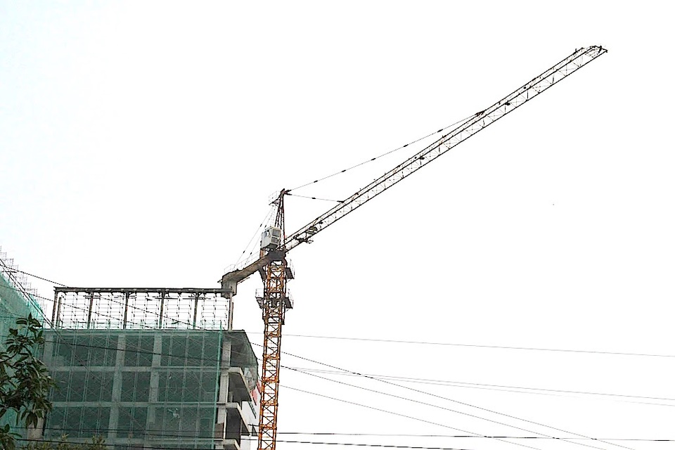 TP Vinh: Người dân bất an vì cẩu tháp "bủa vây" khắp ngả đường - 6