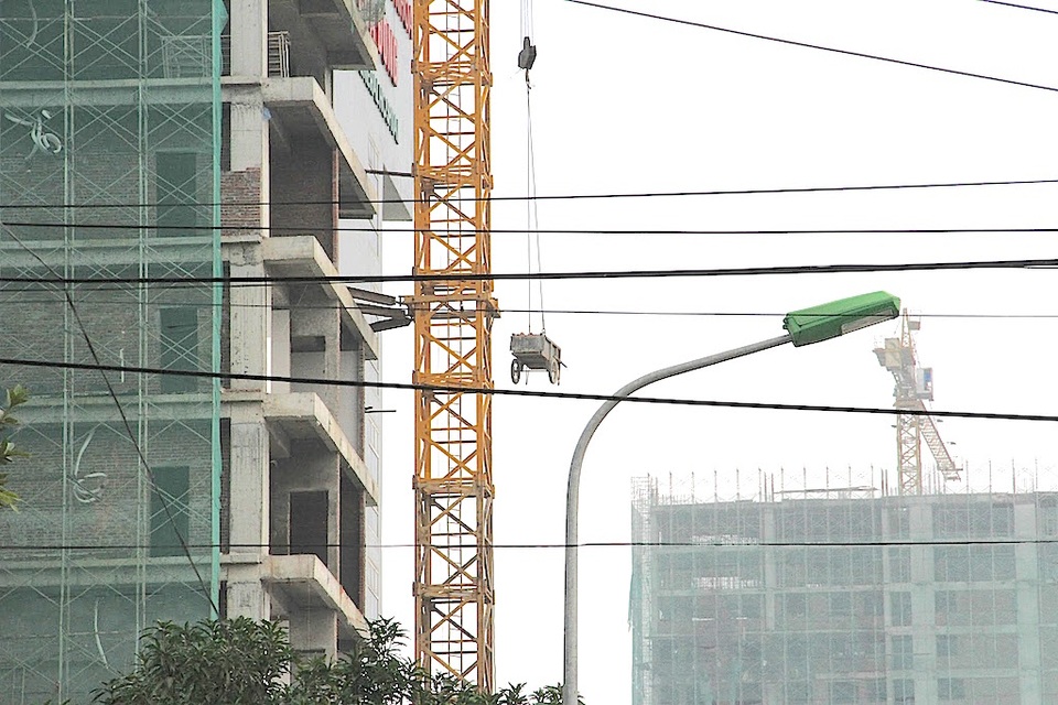 Cẩu xe vật liệu lên cao cũng rất sơ sài...