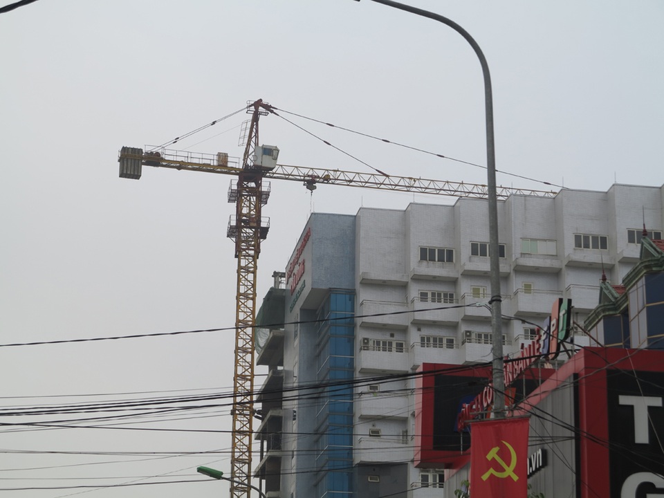 TP Vinh: Người dân bất an vì cẩu tháp "bủa vây" khắp ngả đường - 14
