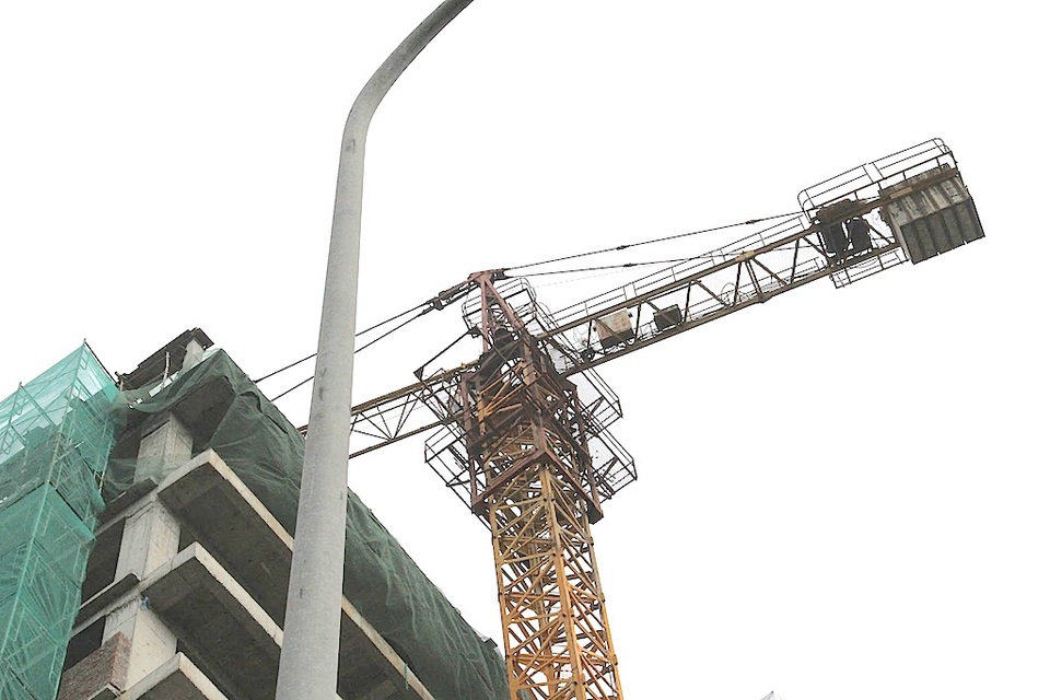 TP Vinh: Người dân bất an vì cẩu tháp "bủa vây" khắp ngả đường - 7