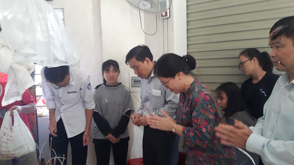 Vụ cần cẩu sập đè chết học sinh: "Buộc" trách nhiệm với cơ quan quản lý địa phương - 2 Lãnh đạo, cán bộ Sở GD&ĐT Nghệ An đến thắp hương, chia buồn cùng gia đình em Hải.