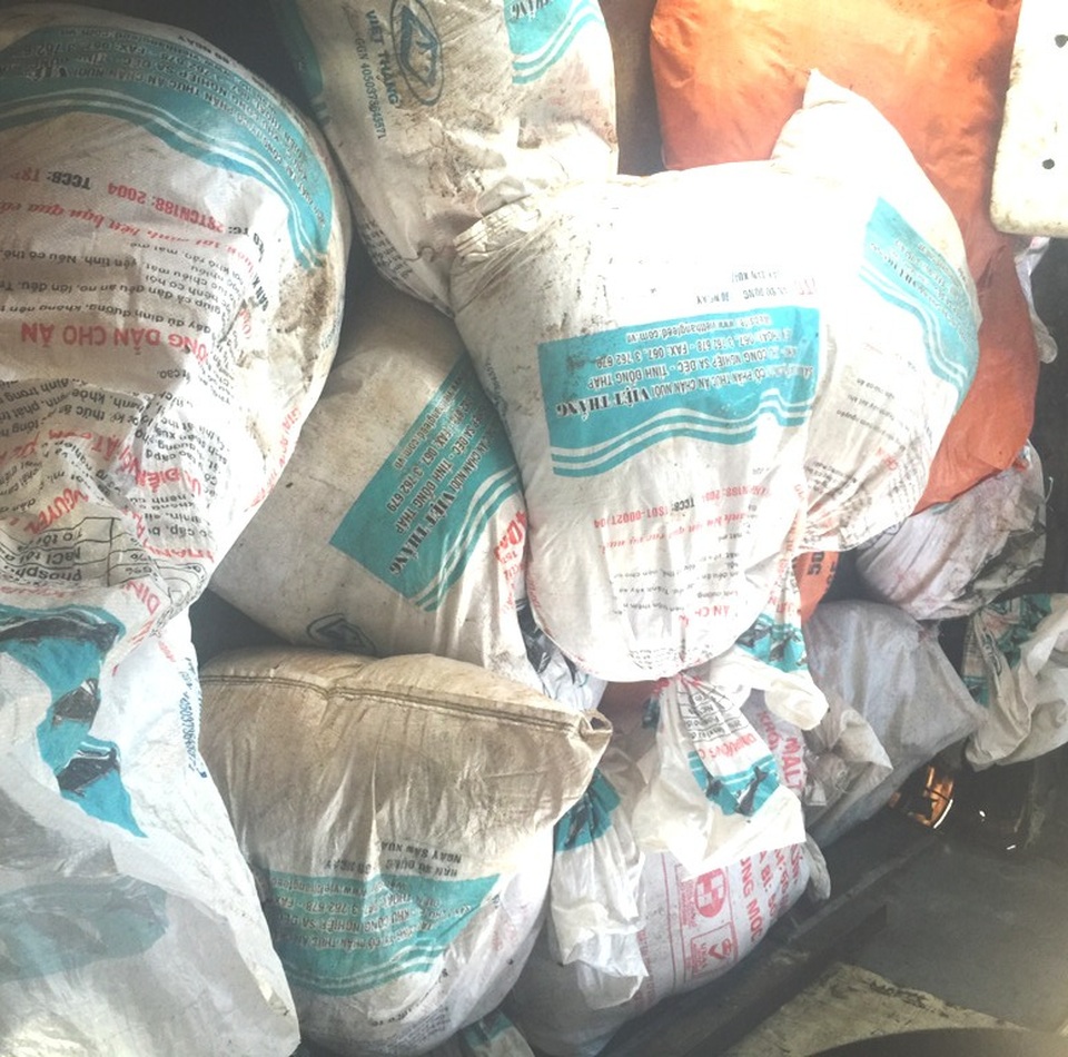 Bắt giữ vụ vận chuyển gần 600 kg nội tạng và bì lợn bốc mùi hôi thối - 2 Toàn bộ nội tạng, bì lợn đã bốc mùi hôi thối được bàn giao cho Trạm kiểm dịch động vật Bắc Nghệ An tiêu hủy theo quy định.