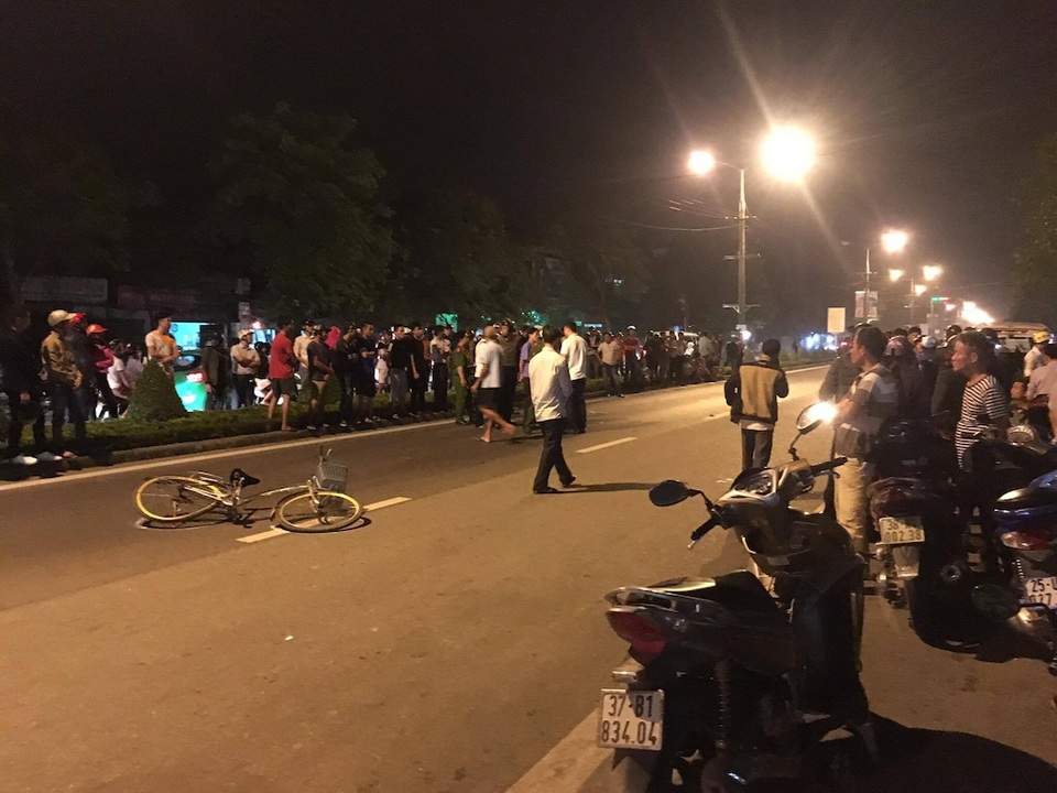 Đâm vào 2 nữ sinh đi xe đạp, người đi xe máy tử vong - 2 Đông đảo người dân hiếu kỳ kéo đến xem.