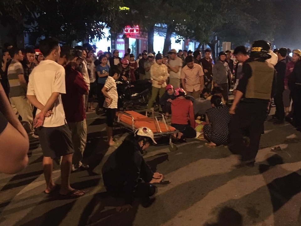 Đâm vào 2 nữ sinh đi xe đạp, người đi xe máy tử vong - 3 Người thân và bạn bè đến tại hiện trường trong nỗi xót xa.